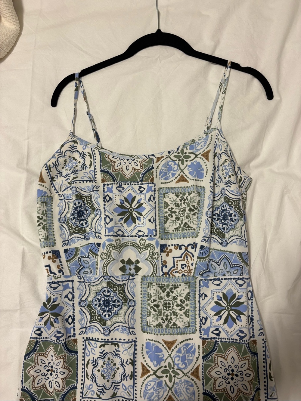 Abercrombie & Fitch Tile-Print Spaghetti Strap Midi Dress in Blue & Green - Picture 4 of 7
